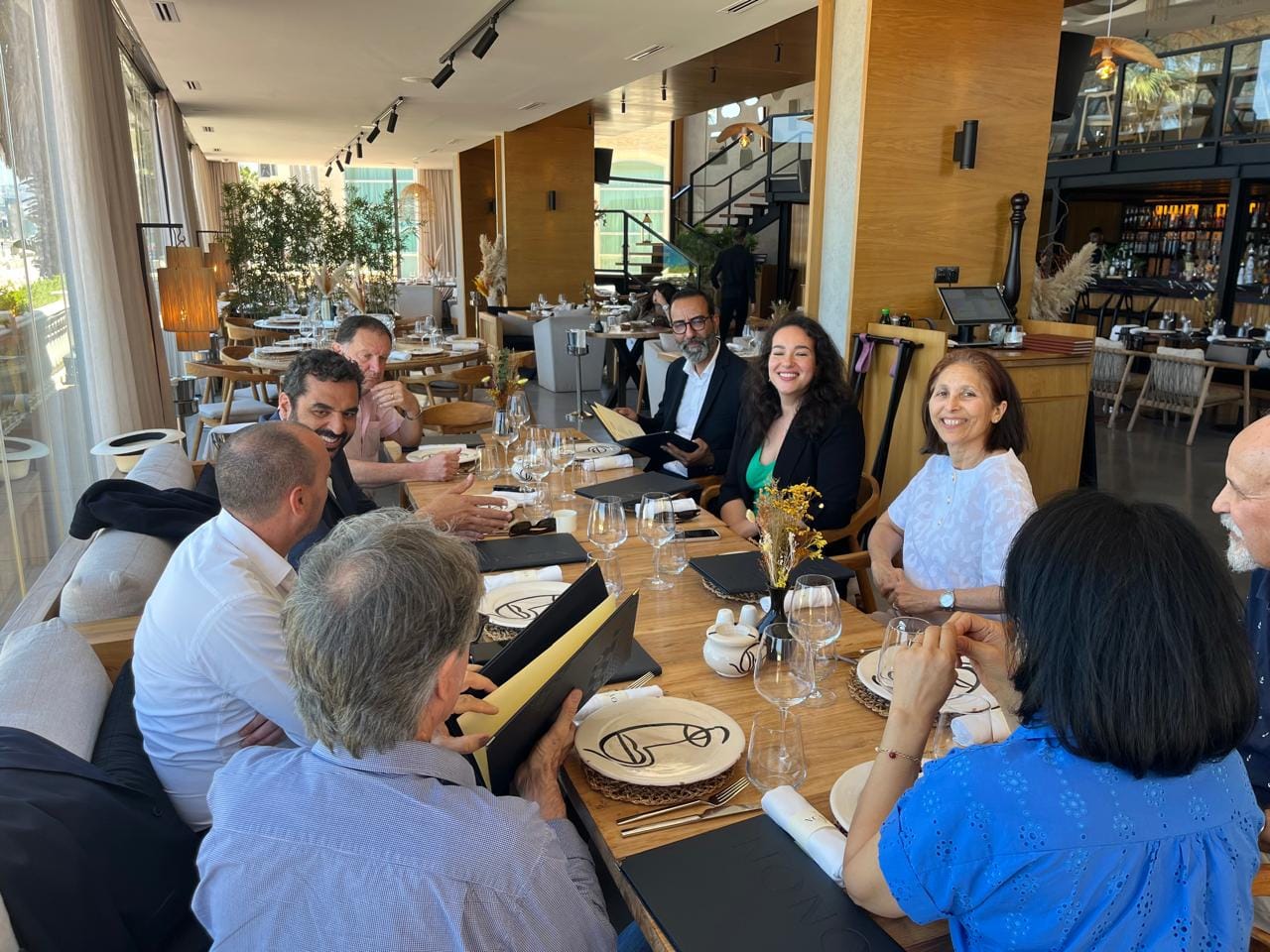 Peut être une image de 7 personnes et table