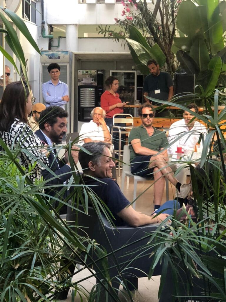 Aucune description de photo disponible.